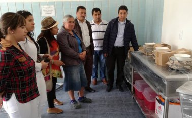 El alcalde, Manuel Isidro Cañas, entregó la dotación al rector, Hermes Cristancho. En el acto estuvieron las manipuladoras de alimentos y personal del colegio. Roberto Ospino