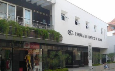 En el primer piso de la Cámara de Comercio se habilitó una ventana rápida para atender a los comerciantes. Javier Sarabia