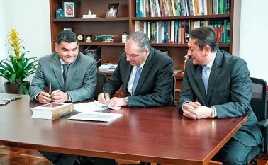 El Ministro de Agricultura, Aurelio Iragorri Valencia y el Ministro del Interior, Juan Fernando Cristo, radicaron ante la Secretaría del Senado de la República, el segundo de cinco proyectos de Ley, relacionado con el proceso de adecuación de tierras en el país rural. Colprensa