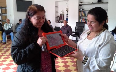 la alcaldesa de Mutiscua, Ana Dolores Solano, entregó las tabletas a los 25 docentes. Suministrada