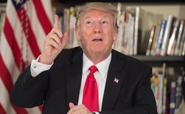 Trump había firmado apenas una semana después de asumir el poder un decreto que impedía temporalmente el ingreso de todos los refugiados, inmigrantes o simples viajeros de esos siete países, una medida que provocó una oleada global de indignación. AFP