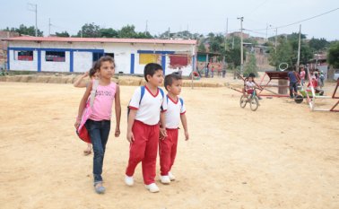 La Secretaría de Educación municipal anunció que aún quedan 2.500 cupos escolares, todos quedan lejos de La Fortaleza, y las familias no tienen dinero para costear el transporte de los niños, que deben acudir a la rústica escuela del asentamiento, que solo tiene preescolar, y primero y segundo grados de primaria. Edinsson Figueroa