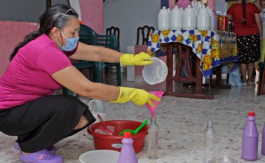 La casa de Eusebia Rodríguez es el punto de encuentro de la Asociación Mujeres de Valor. Allí fabrican los productos de aseo de su línea. Mario Caicedo