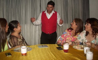 Ramón David Jiménez es el mesero poeta que deleita con sus composiciones a los comensales en el Club Comercio de Ocaña. Javier Sarabia