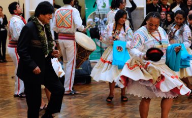 El presidente evo morales exhibe sus habilidades para bailar los ritmos nativos durante una ceremonia para promulgar un proyecto de ley que incrementa las áreas legales de cultivos de coca en el palacio presidencial del Quemado en La Paz. AFP