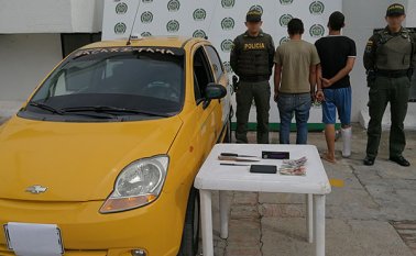 A los detenidos se les encontró en su poder diferentes cuchillos y todos los elementos propios del vehículo dentro de un bolso deportivo. Cortesía