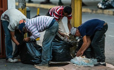 Al 93,3% de las familias no les alcanza para comprar alimentos, mientras siete de cada diez personas perdió en promedio 8,7 kilos de peso en el último año, detalla el estudio de un grupo de universidades. AFP