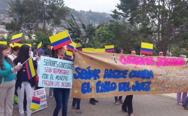 Las familias damnificadas protestaron pacíficamente por las calles de Pamplona e hicieron un plantón frente a la sede de la Alcaldía. Roberto Ospino