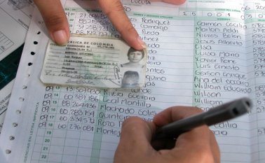 os jóvenes que tramiten la expedición de la cédula de ciudadanía hasta el 11 de noviembre de 2017, es decir, cuatro meses antes de la elección, no deben inscribirla, pues al recibir su documento de identidad ingresan automáticamente al censo electoral. Archivo La Opinión