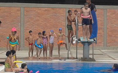 La Liga de natación, con el apoyo de los entrenadores, inició ayer un proceso de masificación con los diferentes colegios de la ciudad, y los primeros invitados fueron los estudiantes del Instituto Técnico Guaimaral. Cortesía