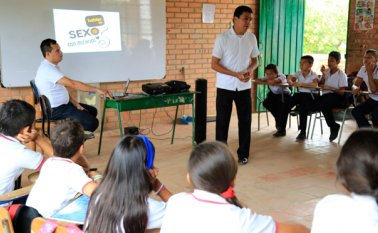 Los profesores de colombia tienen un sueldo de 533,39 dólares superado solo por los mexicanos que ganan 401,63. dólares. Archivo La Opinión