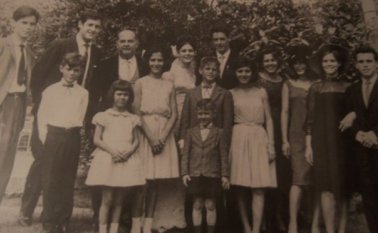 De izquierda a derecha, atrás: Rodolfo, Carlos, Augusto Duplat Yáñez, Natalia, Hernando Rodríguez Gómez, Virginia (La Nena) Sanjuán de Duplat, Susana, Leonor, única Señorita Colombia elegida por Norte de Santander en 1963 y Jorge Duplat Sanjuán. Adelante los hermanos menores de esa numerosa familia, Eduardo, María José, Gabriela, Ricardo, Guillermo y Josefina Duplat Sanjuán. Archivo La Opinión