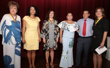 Martha García, vicepresidenta del Tribunal Superior de Cúcuta; María E. Riascos, secretaria de la Mujer; Carolina Vergel, docente; la gestora social Cecilia Soler, Rafael Cáceres, presidente de la Asamblea y Adriana Saavedra, magistrada del Tribunal Superior de Bogotá, Sala Civil. César Obando