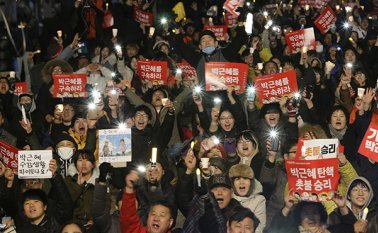 Manifestantes piden la destitución de la presidenta Park Geun-hye en Seúl. Los surcoreanos deben decidir ahora qué rumbo toman. AP