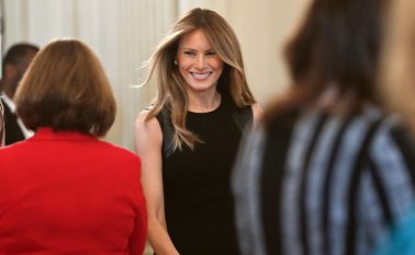 La primera dama ha hecho otras apariciones discretas, por ejemplo en actos de firma de decretos de su esposo, y le acompañó al Capitolio para un discurso ante el Congreso. AP