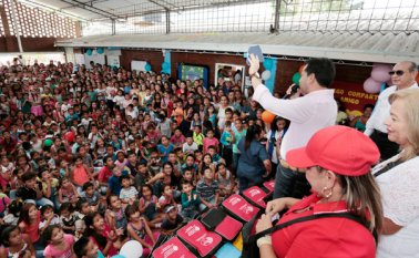 Los niños de chinácota recibieron kits escolares. Los residentes estuvieron atentos a los anuncios hechos por el gobierno departamental sobre la inversiones para su municipio. Cortesía