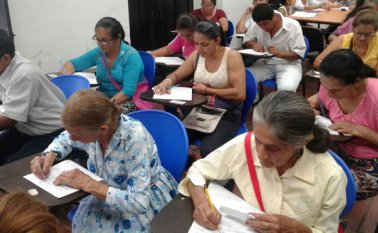 Jóvenes y adultos aprenden a leer y a escribir con el programa A Crecer que busca reducir los índices de analfabetismo en la región. Cortesía