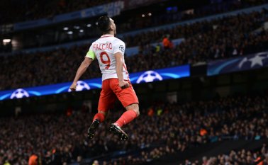 Falcao falló un penal que hubiese supuesto el 3-1 para los monegascos al inicio del segundo tiempo, y en el minuto 61 se colocaron con 3-2 tras un soberbio gol del colombiano, que anotó dos. AFP