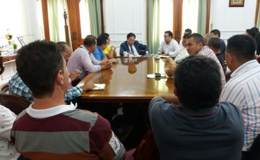 Ocho concejales, el alcalde Jairo Castellanos, miembros de Asojuntas y otros líderes veredales convencieron al gobernador William Villlamizar para invertir en las prioridades de Toledo. Cortesía