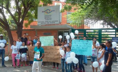 Familiares protestan con pancartas en la entrada del Instituto de Medicina Legal. Andrés González