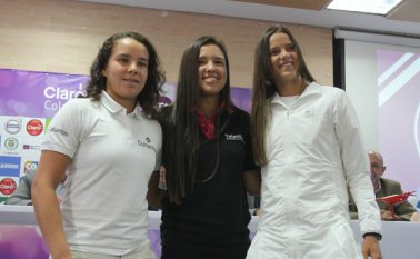 La juvenil cucuteña María Camila Osorio Serrano (centro), fue una de las invitadas ayer a la presentación del tradicional torneo de tenis colombiano el Claro-Colsánitas. En la foto la acompañan Jessica Plazas (izquierda) y Emiliana Arango Colprensa