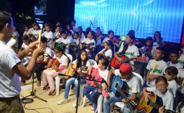 El año pasado, el primer grupo beneficiario de musipaz se presentó en el Teatro Las Cascadas en El Malecón. Cortesía
