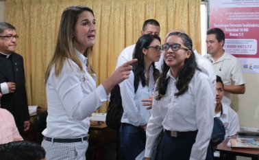 La ministra de Educación estuvo casa a casa, en compañía de la secretaria de educación municipal, Doris Angarita, y el alcalde, César Rojas, recorriendo el sector de El Rodeo en busca de niños que aún no están en el sistema educativo. Obando