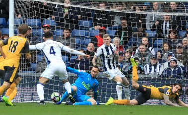 El delantero inglés Hal Robson-Kanu (segundo a la izquierda) de West Bromwich Albion anotó el tanto ante el portero colombiano David Ospina.
 AFP
