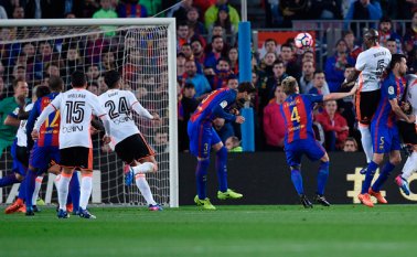 El partido entre Barcelona y Valencia tuvo un eléctrico primer tiempo al que se llegó con un empate a dos goles. AFP
