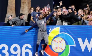 Adam Jones, de Estados Unidos, atrapa una bola sobre el muro para un out de Manny Machado, de República Dominicana, en el séptimo inning de un juego de segunda ronda del Clásico Mundial de Béisbol. AP