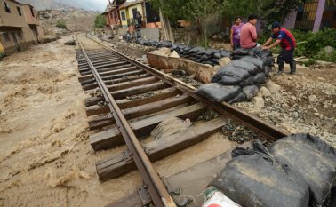 El río Rimac nace en los Andes centrales a más de 5.000 metros de altitud y, en su recorrido de 150 kilómetros rumbo al océano Pacífico, atraviesa fértiles valles agrícolas. AFP