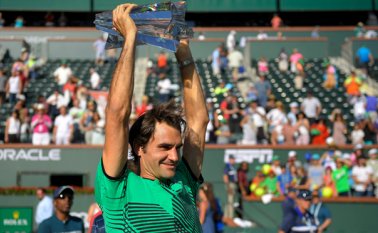 Roger Federer alza el trofeo del Masters de Indian Wells, tras derrotar en la final a su compatriota Stan Wawrinka, este domingo. AP