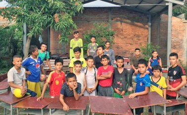 Los niños pintaron y repararon los pupitres para poder realizar programas educativos en su sede. Luis Alfredo Estévez