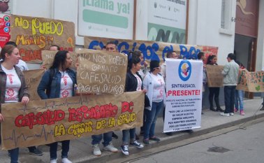 Empleados de la Clínica Pamplona exigen a Cafesalud que se ponga al día. La EPS adeuda 1.300 millones de pesos. Roberto Ospino