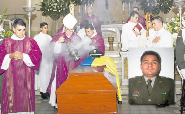 Sus superiores, subalternos, compañeros, amigos y familiares le dieron el último adiós en la catedral San José. Monseñor Víctor Manuel Ochoa, obispo de Cúcuta, presidió la ceremonia religiosa.
Luis Alfredo Estévez