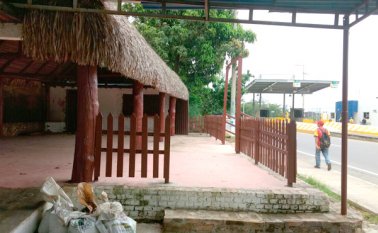 Este es el restaurante que se construyó en el espacio público y en una zona de alto riesgo, y por ello la Alcaldía ordenó su demolición. Orlando Carvajal