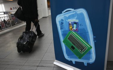 Quienes no adopten esta medida tendrán prohibido volar a Estados Unidos. AFP