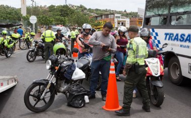 Las infracciones de tránsito por el no cumplimiento de las normas encaminadas a la seguridad vial, sumaron 5.106 millones de pesos, en 11.513 multas. Archivo