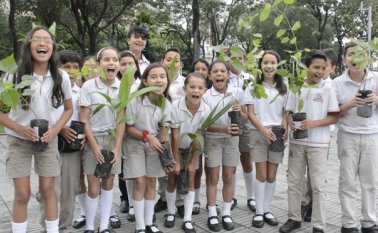 La comunidad muy pendiente tomó su arbolito el cual será plantado en una zona específica debido a su proceso de crecimiento, con el fin de colaborar con el medio ambiente. Johan Castillo