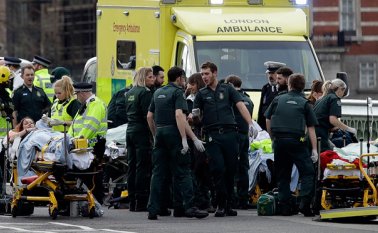 Rescatistas dan atención médica cerca del Parlamento en Londres. Un alto jefe policial dijo que el ataque el miércoles fue declarado un incidente terrorista y que se ha iniciado una investigación. AP