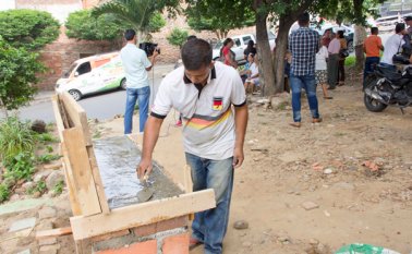 Para construir las bancas del parque de Los Abuelos los vecinos recolectaron las pilas en colegios y zonas comunes del barrio Camilo Daza también tiene de estas bancas. Alfredo Estévez