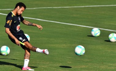 Brasil llega con sus acciones al alza, liderando la clasificatoria regional a Rusia-2018 con un Neymar que muestra cada vez más fútbol en el Barça. El juego será a las 6:00 de la tarde de Colombia, en el Estadio Centenario de Montevideo. AFP