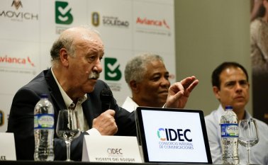 Del Bosque estuvo acompañado por Toni Grande y Javier Miñano, todos miembros del cuerpo técnico que lograron con España el título en el Mundial de Fútbol de Sudáfrica 2010. Colprensa