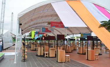 Los productores de la región  comercializarán: miel de abejas, cacao, pulpa de frutas, productos lácteos, huevos, artesanías, textiles entre otros. El primer Encuentro por la Paz se realizó en Montería  y se generaron expectativas de negocios por alrededor de mil millones de pesos, en alianzas la cifra fue de 128 mil millones de pesos.  Alfredo Estévez