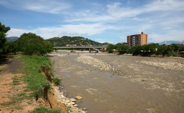 2011: Para junio de ese año, el río ocupaba un ancho de cauce mayor al que se aprecia actualmente, pese a no ser muy caudaloso. Juan Pablo Cohen