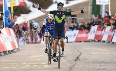 Valverde aguantó la arrancada de Daniel Martin (Quick Step) en los últimos 300 metros de la etapa para superarlo en los últimos metros y entrar primero en la meta. AFP