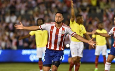 Los defensas Bruno Valdez y Junior Alonso anotaron para los guaraníes a los 11 y 64 minutos. Aquí el momento del gol de Valdez. AFP