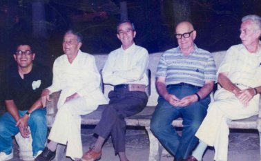 Esta tertulia tuvo lugar en el parque Santander y en ella vemos de izquierda a derecha a Beto Rodríguez, Héctor “El Pato” Alarcón, José Tolosa, Jacinto Peñaranda y José María Arenas. Cortesía