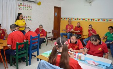 Los estudiantes de Principio de una Esperanza alistan las manualidades que expondrán el 1 de abril durante la Feria de Inclusión Laboral. Edinsson Figueroa