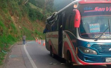 Al parecer, la causa del accidente fue el invierno, que durante los últimos días ha golpeado esta región. Así quedó el vehículo. Colprensa